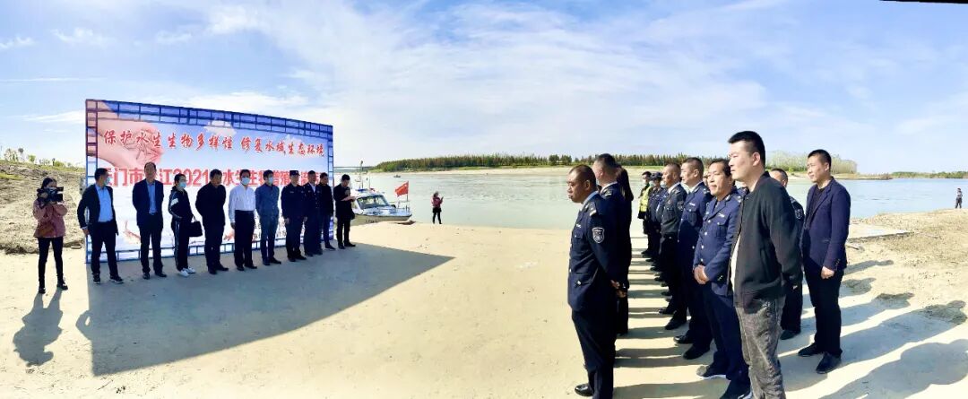 增殖放流 利国利民——宜居环境管理公司参与天门市汉江2021年水生生物增殖放流活动